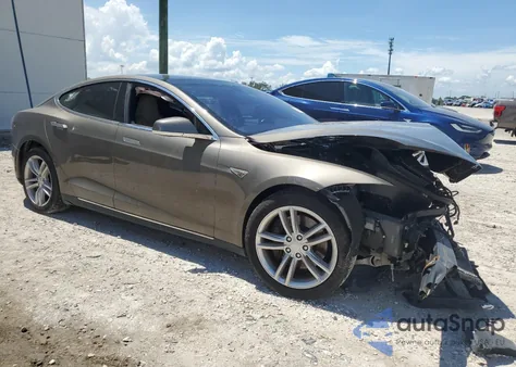 2016 Tesla Model S z USA, uszkodzony, nr VIN 5YJSA1E24GF131563